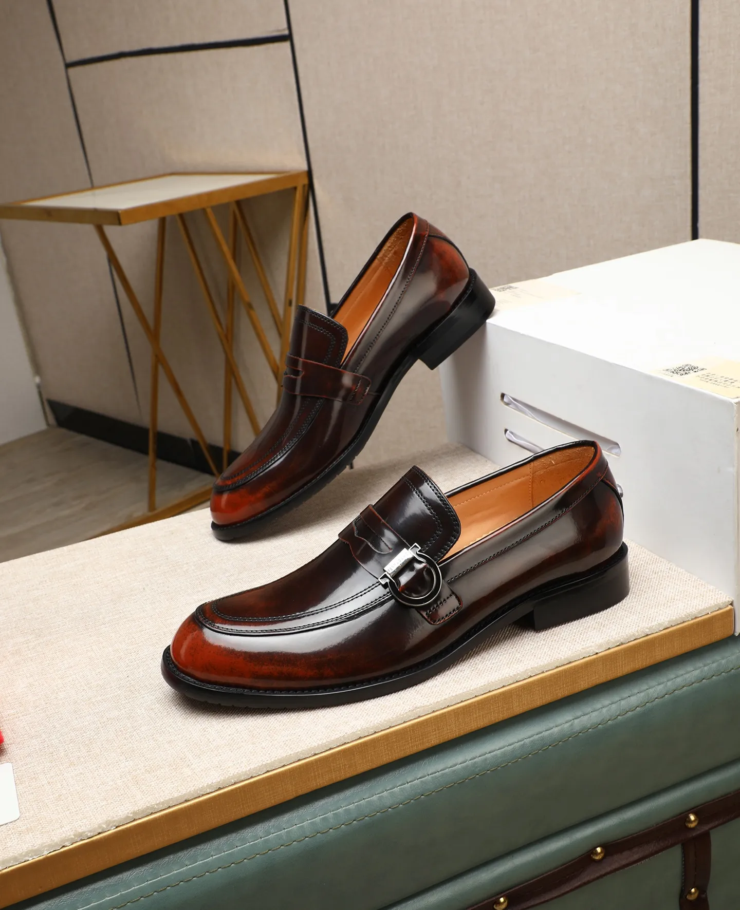 Men's shoes 💰560 📛📛(water-dyed cow lining) Salvatore Ferragamo high-end (Salvatore Ferragamo) is the world's top luxury footwear brand. It comes from the fashion kingdom of Italy. It is famous all over the world for its traditional handmade design and novel styles... 🚶🏻🚶🏻New suit shoes are available simultaneously at the counter. This model is made of pure handmade imported Italian calfskin fabric ➕soft water-dyed cowhide lining Original authentic outsole🌀🌀Size: 38➖44 (45 46 customized)
